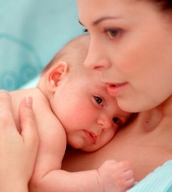 Kontakti lëkurë me lëkurë me nënën ndihmon foshnjat e lindura para kohe